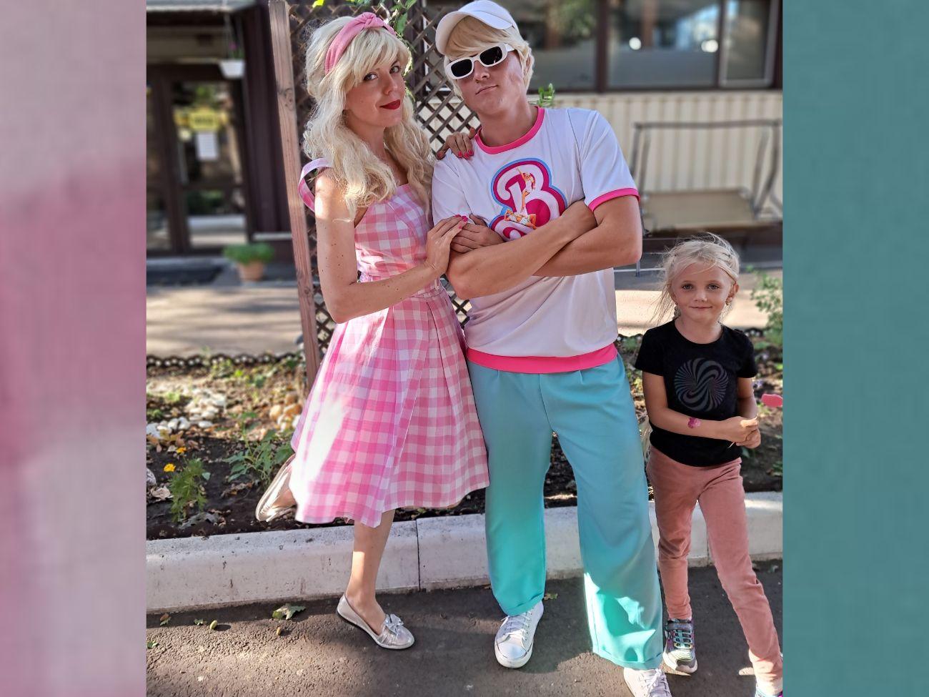 Барби, Кен и гостья праздника