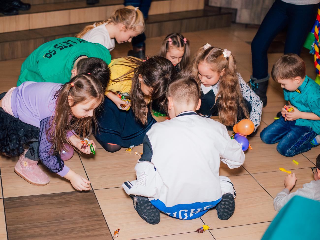 Пиньяту разбили и детки собирают выпавшее наполнение