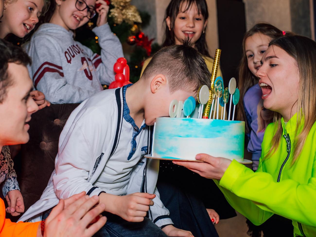 Процесс откусывания торта именинником