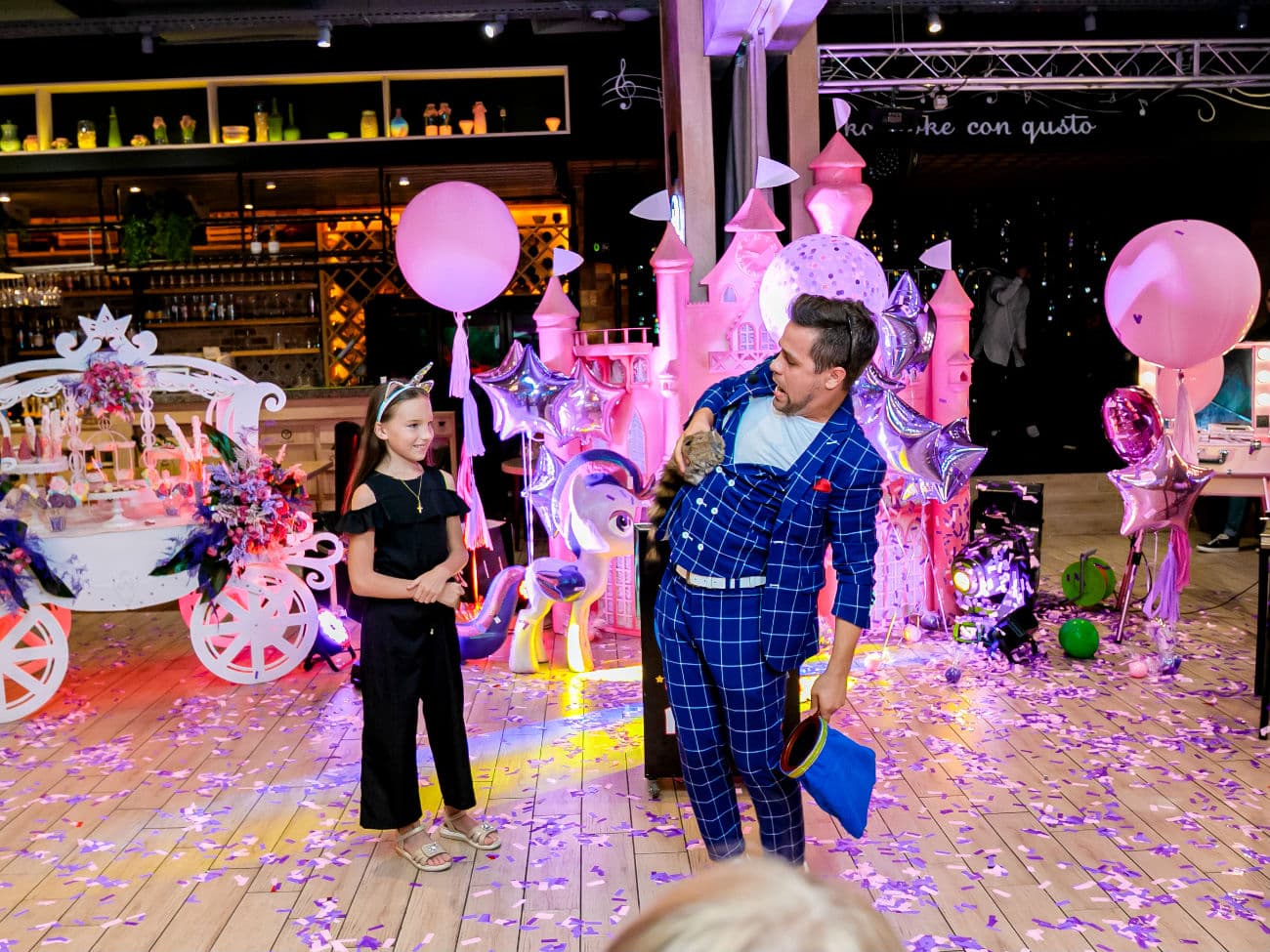 Фокусник показывает фокус на день рождении ребенка в стиле Единорог Пати