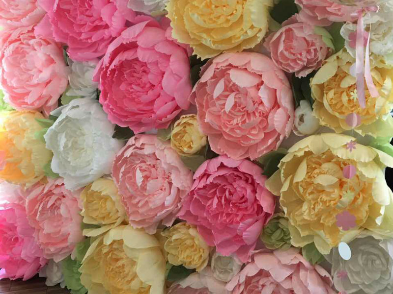 Фотозона из бумажных цветов