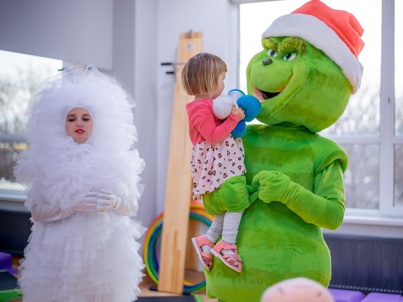 Девочка общается с Гринчем у него на руках