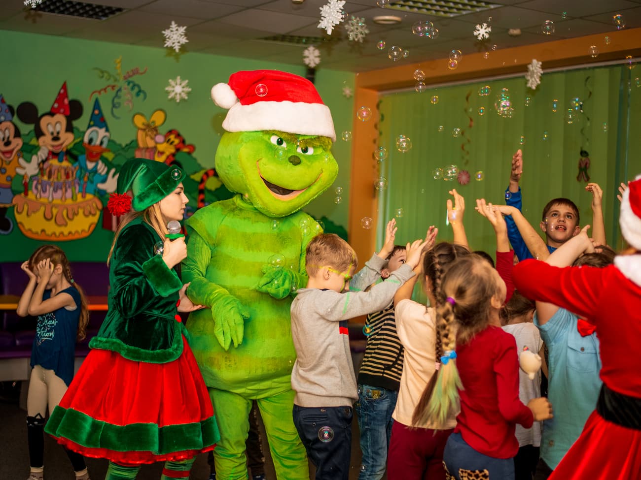 Детки ловят мыльные шарики