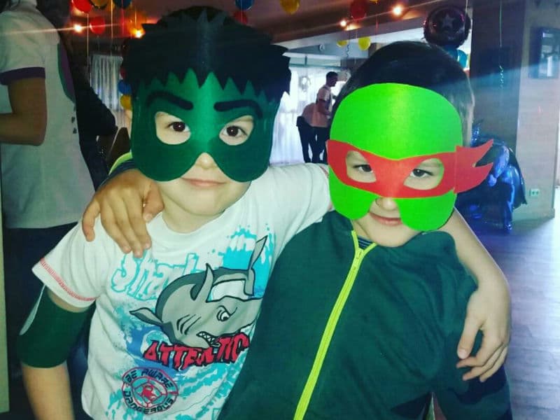 Дети празднуют день рождения в тематических масках Черепашки-нидзя из фетра