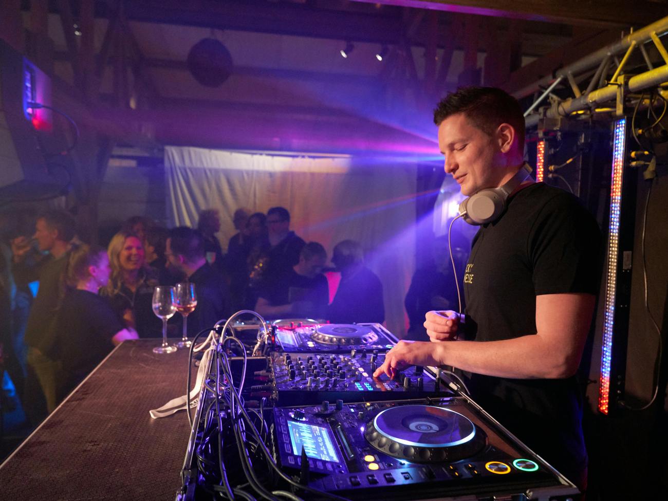 Музыка на мероприятии: DJ, кавер-группа или плейлист? Что выбрать?