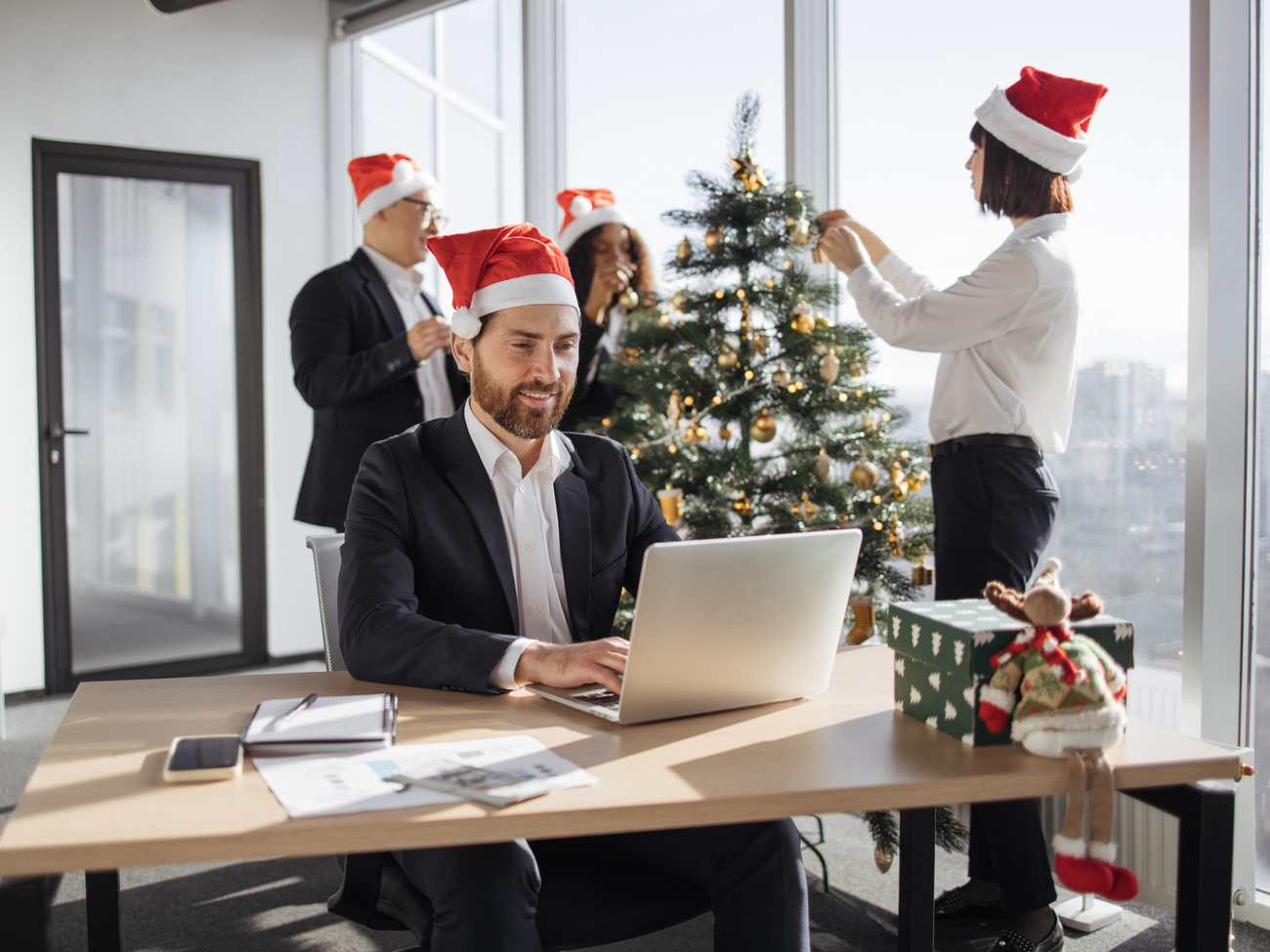 Как украсить офис или дом к Новому году: советы декораторов Syrup