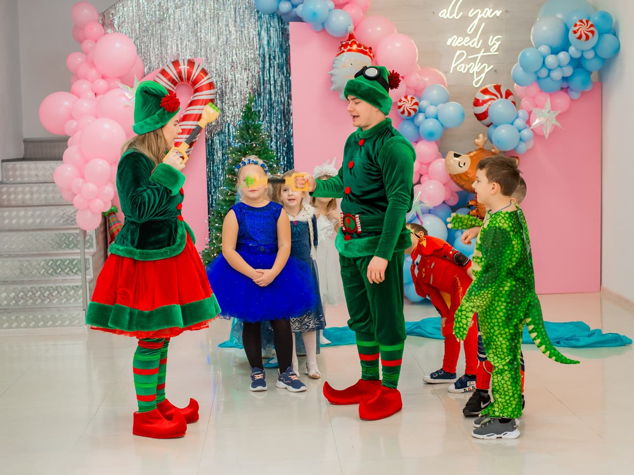 Помощники Санты — Эльфы объясняют деткам правила игры