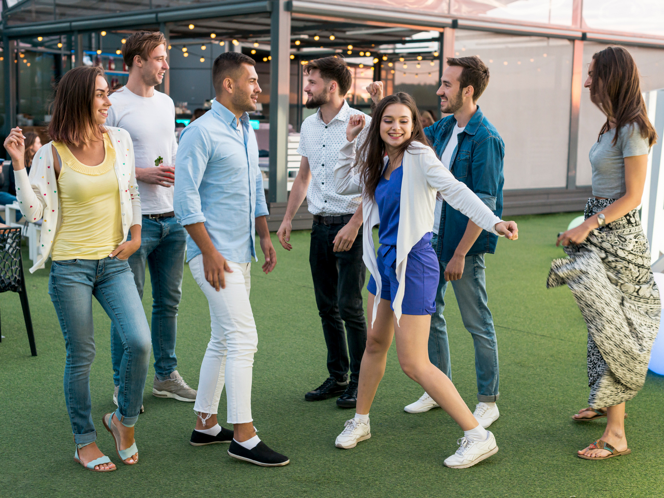 Психология праздника: почему людям так важно отмечать и как это помогает бизнесу