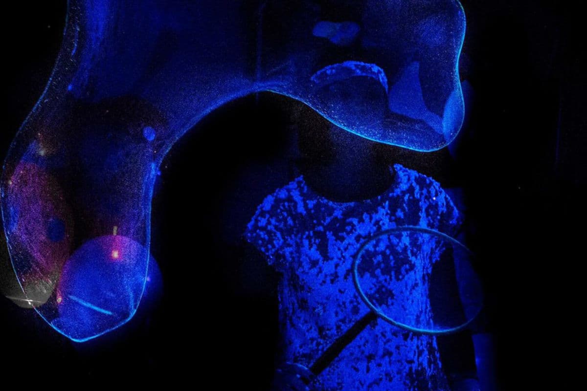 Большой неоновый мыльный пузырь