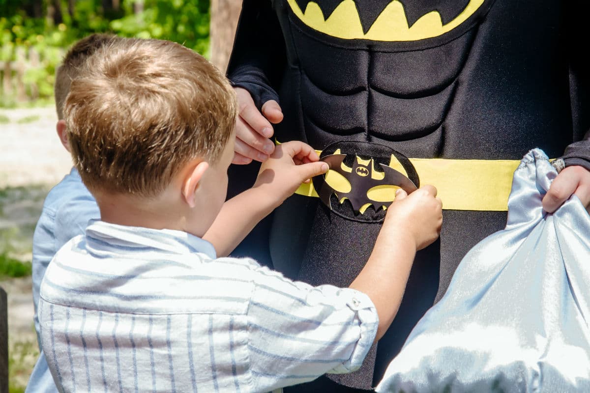 Фирменная пряжка на поясе Бэтмена