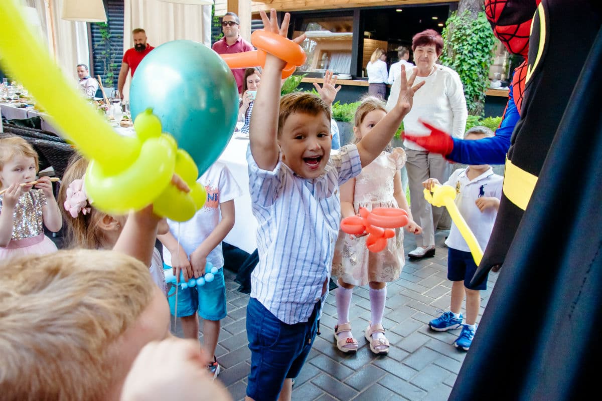 Именинник с друзьями очень веселый и активный