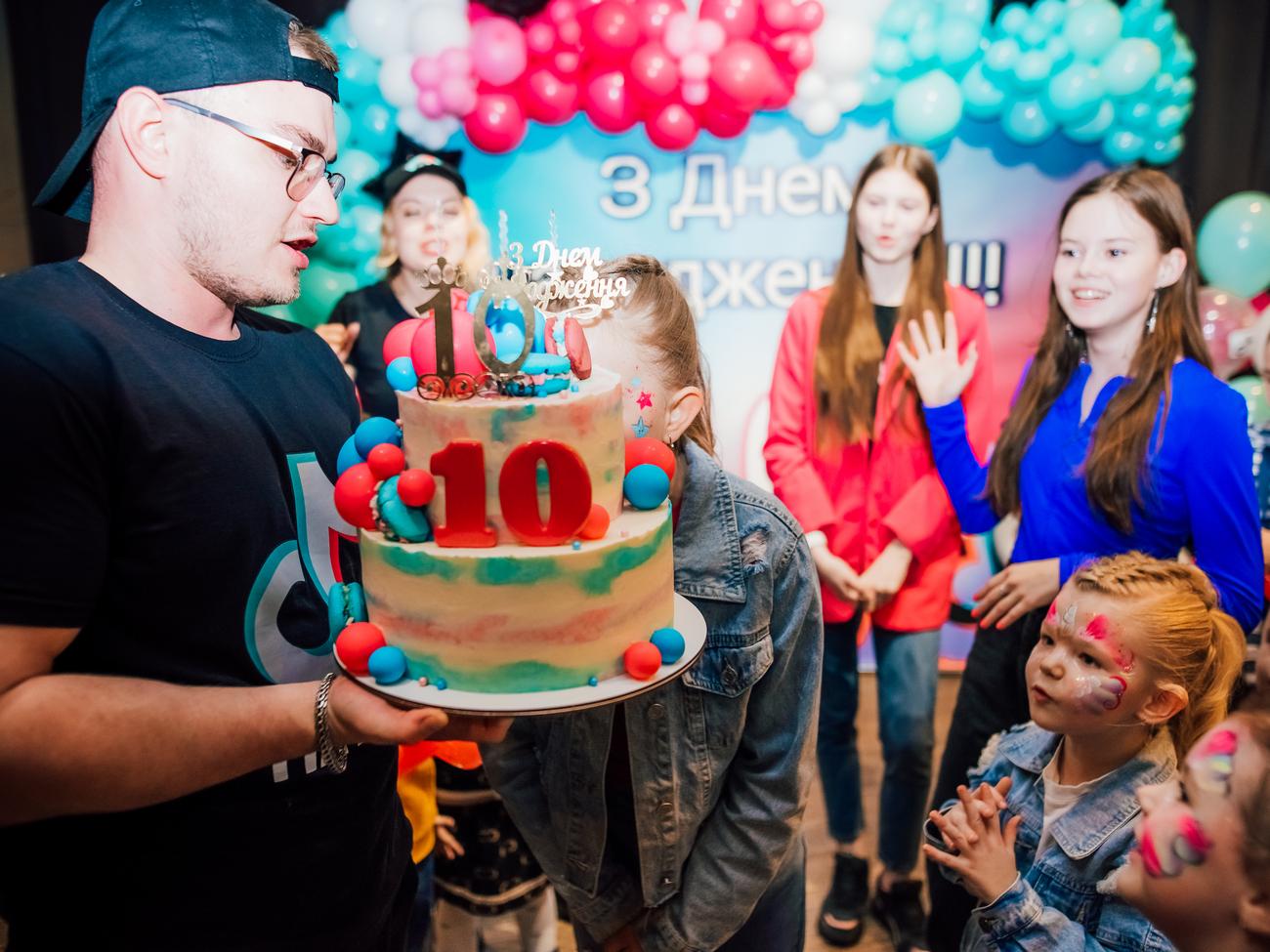 Вынос тематического торта в стиле ТикТок