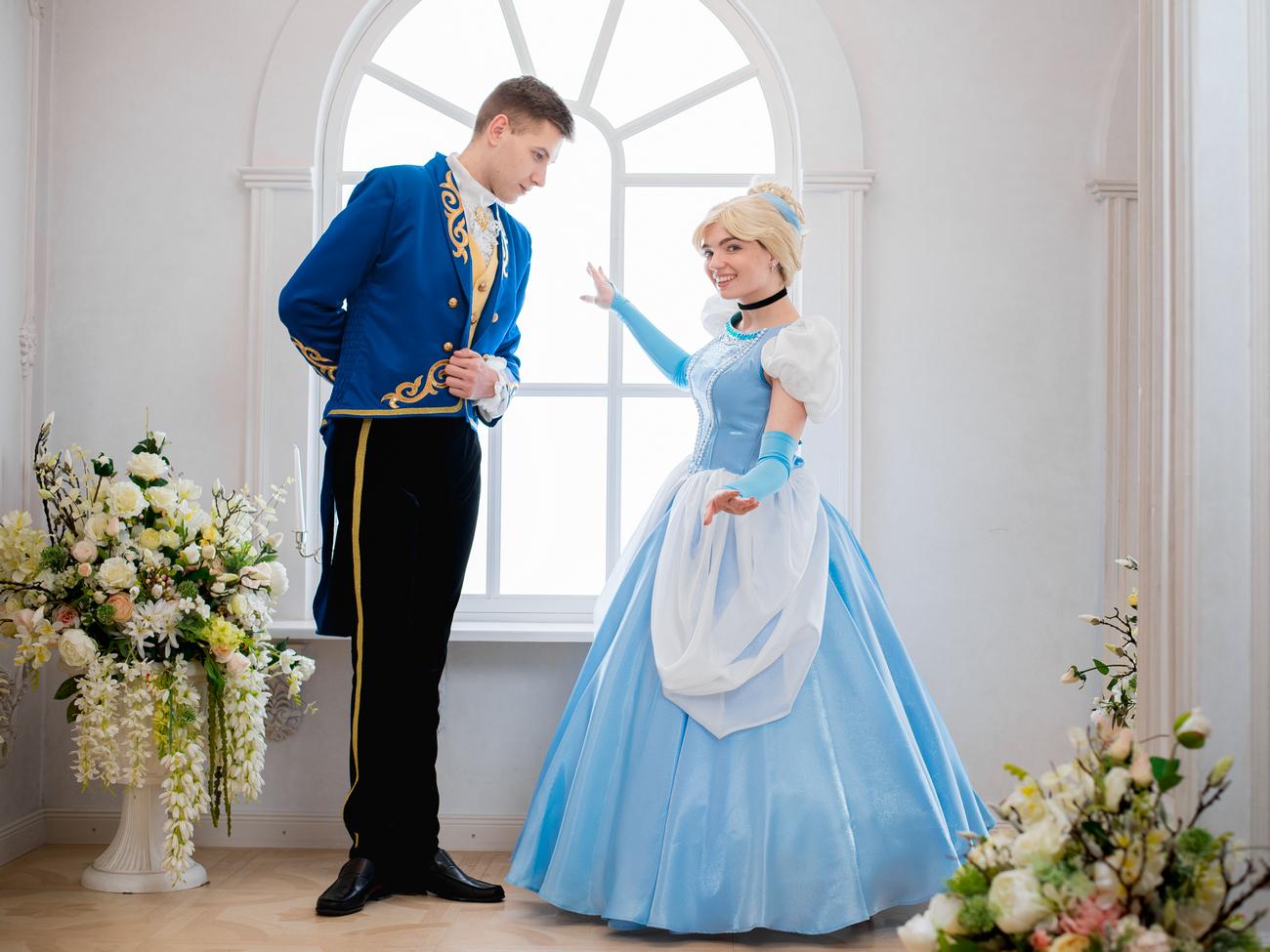 Принц приглашает Золушку на танец